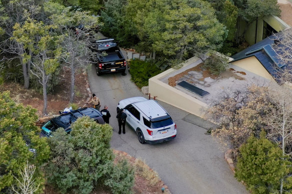 A polícia do condado de Santa Fe, na casa do ator Gene Hackman, e sua esposa, Betsy Arakawa, onde foram encontrados mortos.
