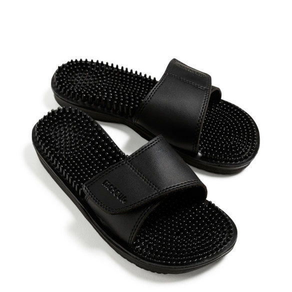 Maseur sandals.