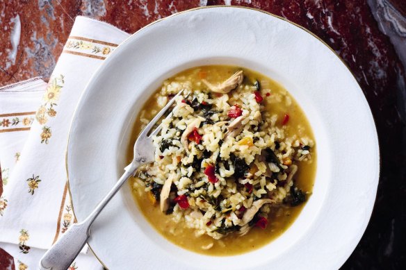 Red rice with chicken and spinach 