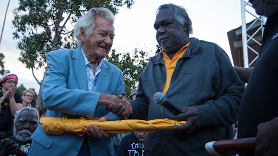 Yunupingu with former prime minister Bob Hawke in 2014. As chair of the Northern Land Council, Yunupingu handed the Barunga Statement to Hawke in 1988.