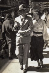 Earle and Nancy Waterhouse outside the courthouse on Pitt Street in 1930.  The couple met in Ballina, where Earle was working as a teacher at the school where Nancy's father was headmaster.
