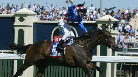 Flashback 2005: Makybe Diva makes Melbourne Cup history