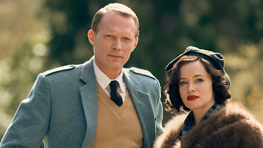 Captain Ian Campbell, the Duke of Argyll (Paul Bettany) and his wife Margaret (Claire Foy) in A Very British Scandal.