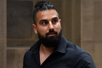 Avi Yemini quitte la Cour suprême de Victoria à Melbourne en mars de cette année.