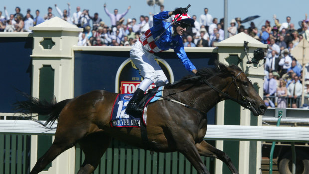 Makybe Diva wins her first Melbourne Cup in 2003
