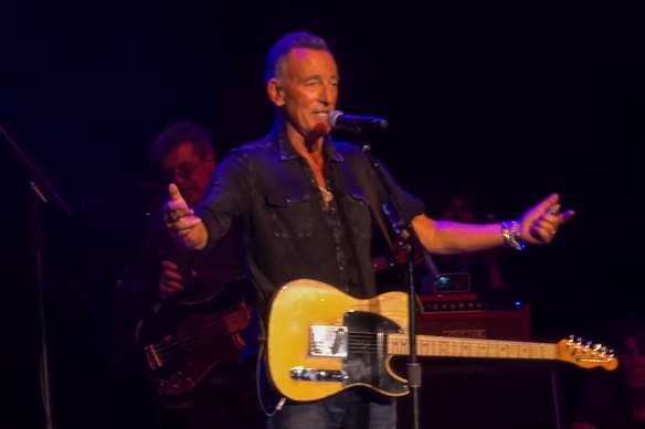 Bruce Springsteen em uma captura de tela de sua apresentação surpresa na noite de sábado.
