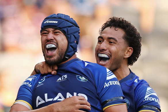 Kelma Tuilagi scores for the Eels.