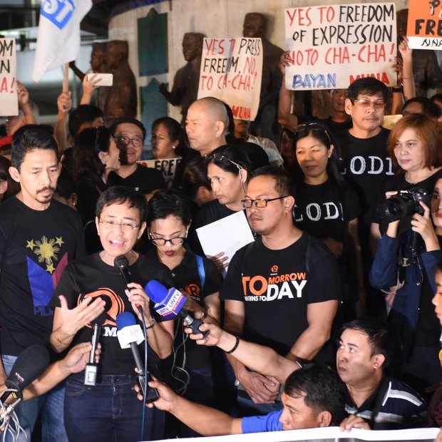  Ressa (holding a microphone) and fellow journalists campaigning for press freedom. Since 2018, Ressa, Rappler and its staff have faced 13 government investigations.