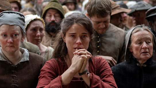 Jessie Buckley na cena final de Hamnet, enquanto Agnes assiste à nova peça do marido.