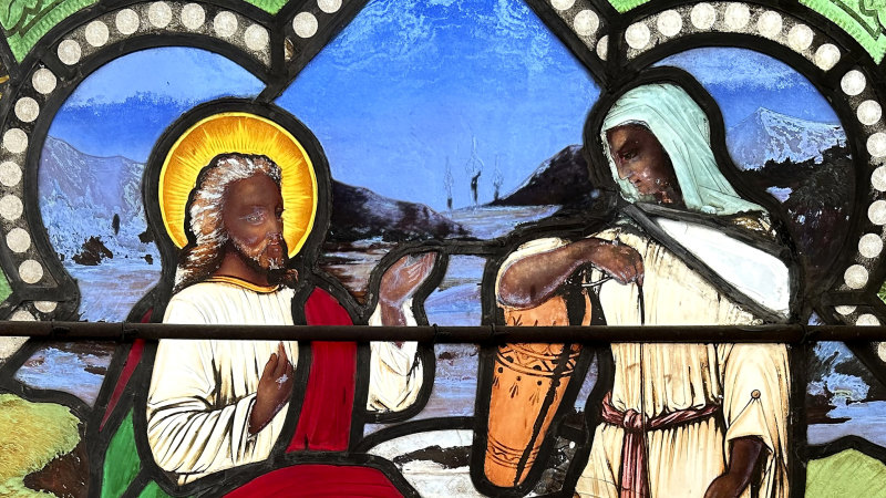 Siyah İsa Mesih, kadınları da eşit olarak gösteren 150 yıllık vitray pencerede tasvir edilmiştir.