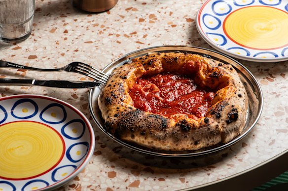 Pizzetta rossa com tomate San Marzano e orégano.