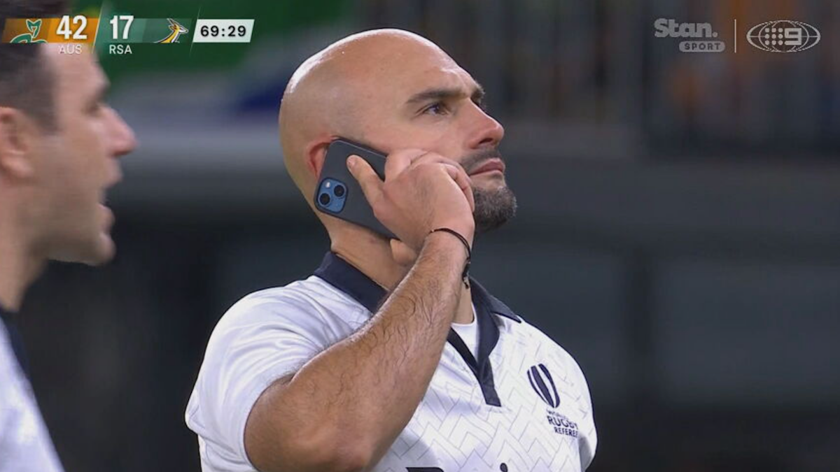 Referee uses iPhone during Wallabies vs Springboks match after tech failure - News Directory 3