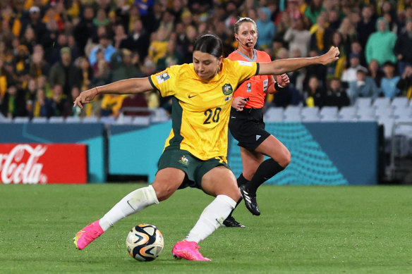 Sam Kerr scores a spectacular goal from 20 metres out.