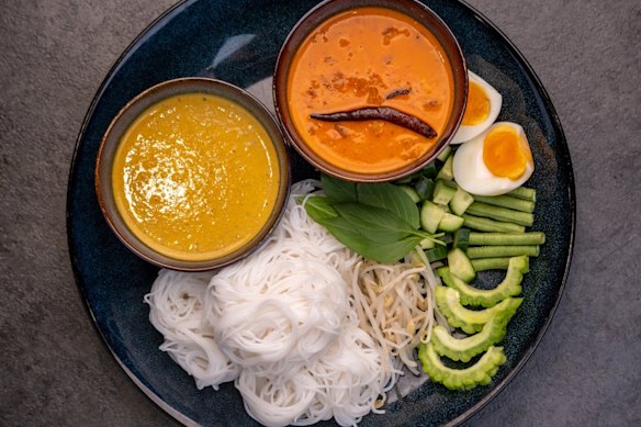 Khanom jeen (rice noodles with curry and condiments).