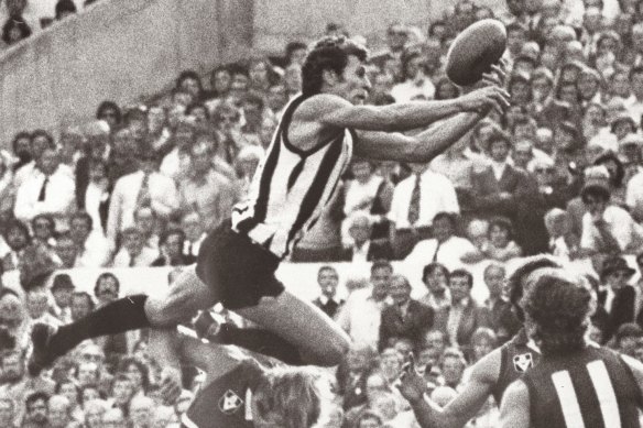 Phil Carman in action for the Pies in 1977. runthetan.net lists Carman as the footballer who has run the Tan in the quickest time.