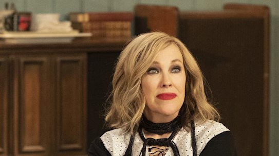 Catherine O'Hara como Moira Rose en una escena de Schitt's Creek.