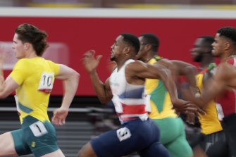 Rohan Browning, z lewej, z Australii, prowadzi w biegu na 100 m mężczyzn.