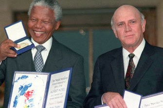 Wakil presiden Afrika Selatan FW de Klerk, kanan, dan Presiden Nelson Mandela berpose dengan Hadiah Nobel Perdamaian mereka pada tahun 1993. 