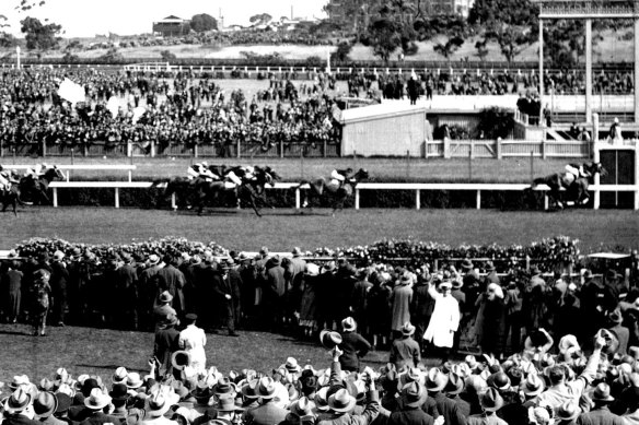 Phar Lap wins the 1930 Melbourne Cup.