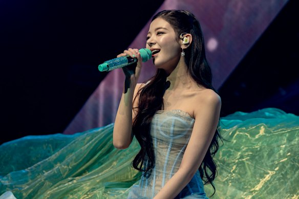 Yeji showed off her assets as an all-rounder. 