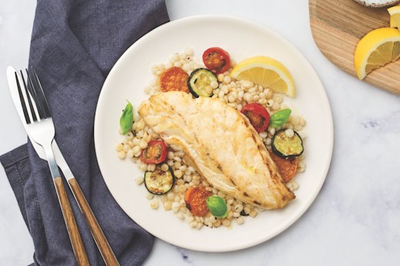 Rico em proteínas e ômega-3, o robalo espanhol tem textura firme, mas escamosa, e é perfeito frito ou assado para realçar qualquer prato. 