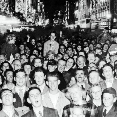 Tens of thousands of Melburninans turned out to see a light show for the Queen's tour in 1954.