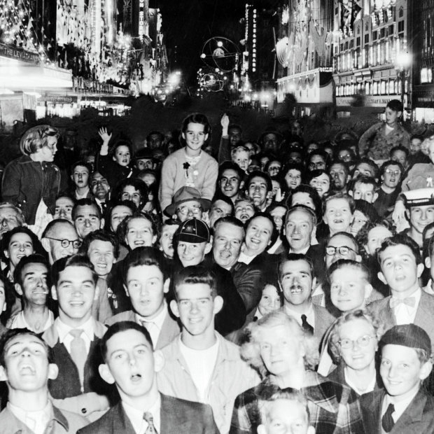 Tens of thousands of Melburninans turned out to see a light show for the Queen's tour in 1954.