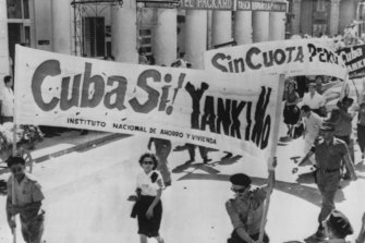 Las `` milicias populares '' cubanas marchan por La Habana al frente de una manifestación antiamericana el 10 de julio de 1960.