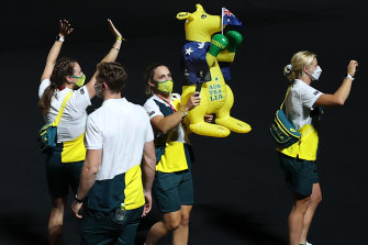 Tijd voor een mascotte!  Leden van het Australische nationale team tijdens de slotceremonie van de Olympische Spelen van Tokyo in 2020.