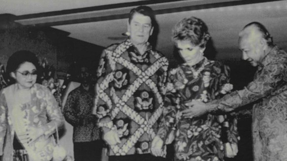 President Suharto of Indonesia directs US President Ronald Reagan and Nancy Reagan to take their places prior to a dinner in Bali in 1986.