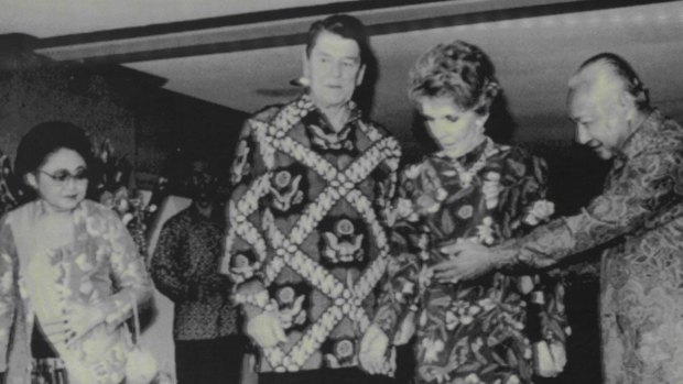 President Suharto of Indonesia directs US President Ronald Reagan and Nancy Reagan to take their places prior to a dinner in Bali in 1986.