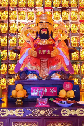 The original God of Wealth statue at the Bright Moon temple.