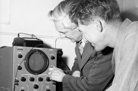 CSIRO'daki memurlar, 8 Ekim 1957'de Sidney Üniversitesi'ndeki Rus uydusu Sputnik I'in radyo sinyallerini dinliyorlar. 