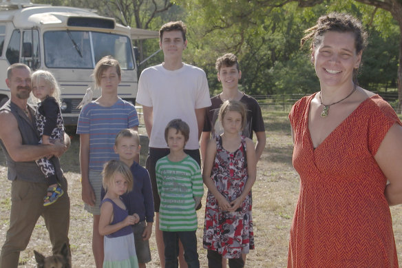 Meet the Walkers: Angeline and Bob live in a bus with their large brood in Wife Swap Australia.