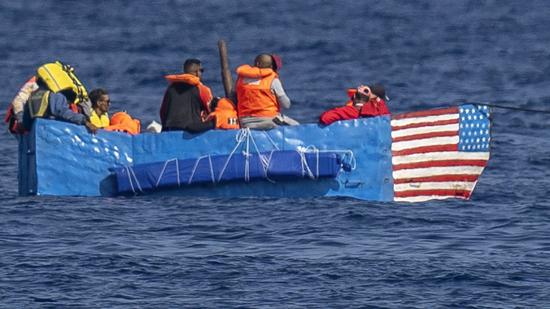 Sahil güvenlik Havana açıklarında ABD temalı teknede sürüklenen göçmenleri kurtardı