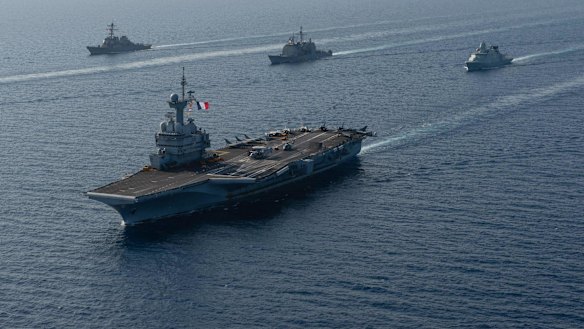La Charles de Gaulle naviga insieme alle navi da guerra della NATO durante lo schieramento Clemenceau 21 nel 2021.