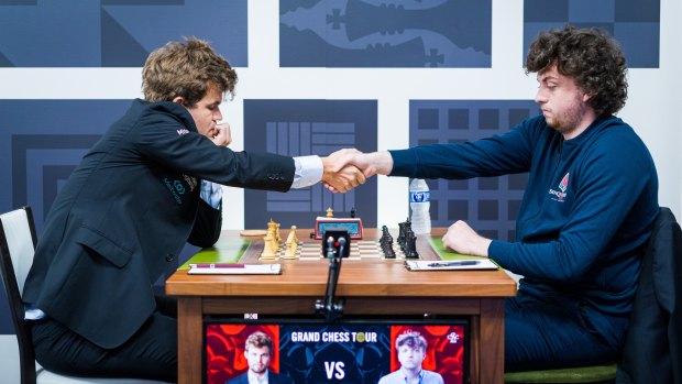 Magnus Carlsen (solda) St Louis'deki Sinquefield Kupası'nın üçüncü turunda beyaz taşlarla Hans Niemann'a kaybetti