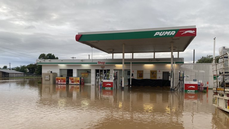 Rescue crews unable to search submerged car washed off Qld road, divers to be sent in