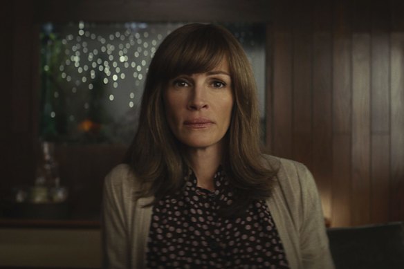 Julia Roberts plays both a therapist and a waitress in Homecoming.