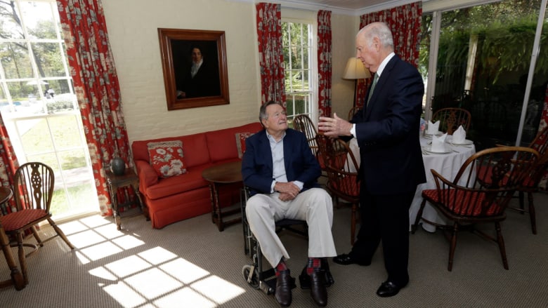 Mantan Presiden George HW Bush dan James A Baker III, mantan menteri luar negerinya dan teman lamanya, digambarkan pada tahun 2012. 