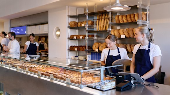 Behind the counter, regular find all the cuans and pastry becomes used to cubura for the bakery in agnes panétheri.