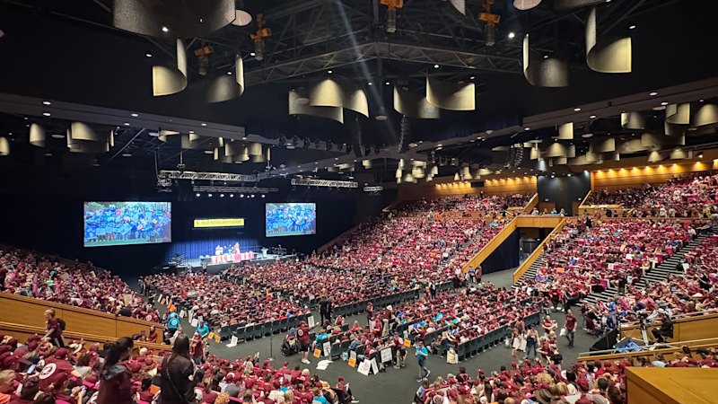 Qld teachers guarantee no strikes in current term, as nurses accept govt’s offer