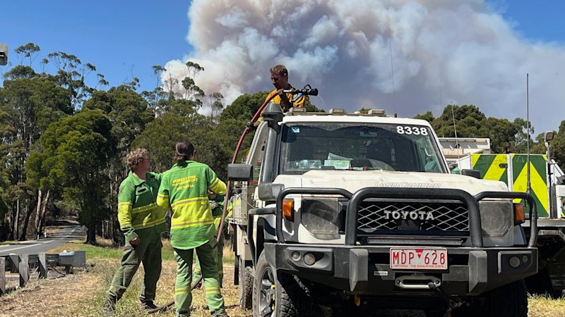 Great Ocean Road towns under threat; Victoria braces for record heat