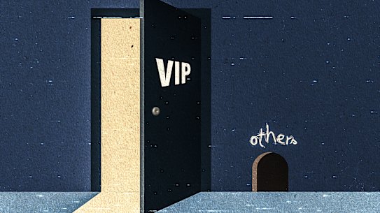 El uso de entradas separadas para compradores privados e inquilinos de bajos ingresos, las llamadas “puertas malas”, ha sido controvertido en Londres y Nueva York.