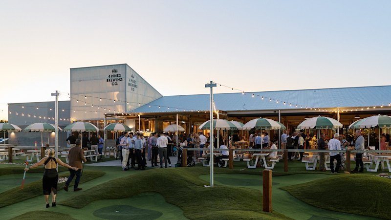 V bližini letališča Brisbane odprli velikansko pivovarno z 800 sedeži