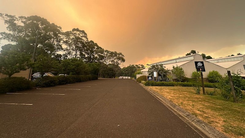 Otways fire poses new threat to lives and homes as temperatures soar