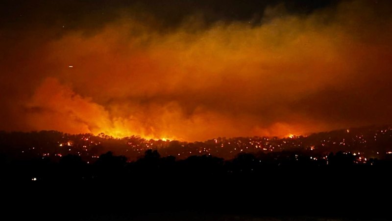 Avenel residents urged to evacuate, Hume Highway closed as raging bushfire intensifies