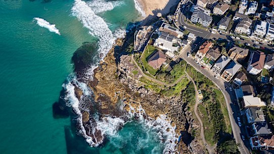Lang Syne is located on the headland between Tamarama Beach and Mackenzies Bay.