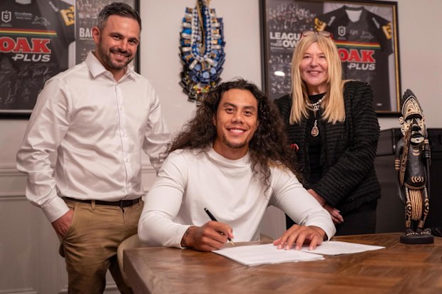 Chiefs genel menajeri Michael Chammas, yıldız transfer Jarome Luai ve CEO Lorna McPherson.