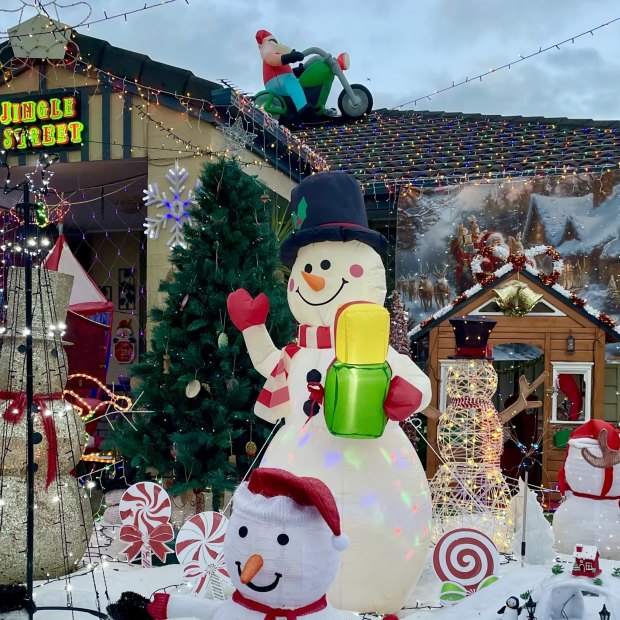 For Peter and Carolyn Hoffman, Christmas has always been a heartbreaking time of year, but with ‘Jingle Street’, they’ve found a way to embrace the holiday spirit. 